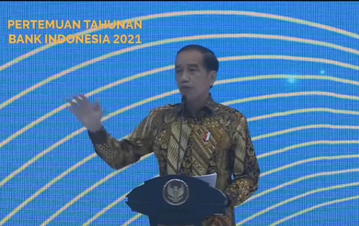 Presiden RI Joko Widodo menyam-paikan sambutan dalam agenda PTBI 2021, Rabu (24/11/2021).